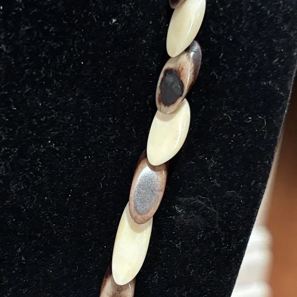 Elegant Two-Tone Necklace ivory - Picture 3 of 7